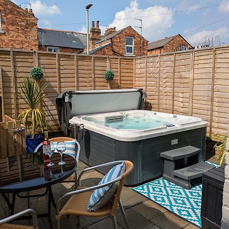 Villa Seaside Escapes - With Relaxing Hot Tub! à Scarborough Extérieur photo