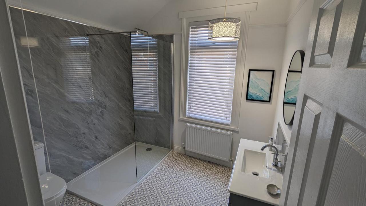 Villa Seaside Escapes - With Relaxing Hot Tub! à Scarborough Extérieur photo