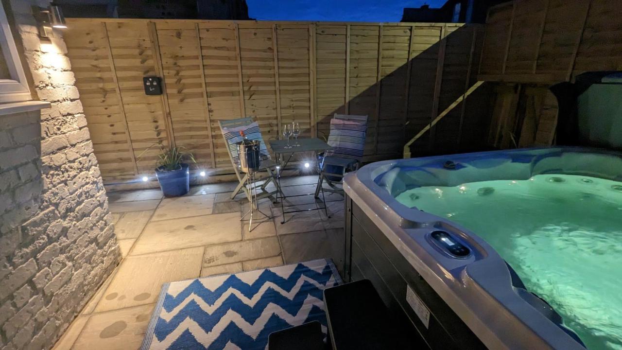 Villa Seaside Escapes - With Relaxing Hot Tub! à Scarborough Extérieur photo
