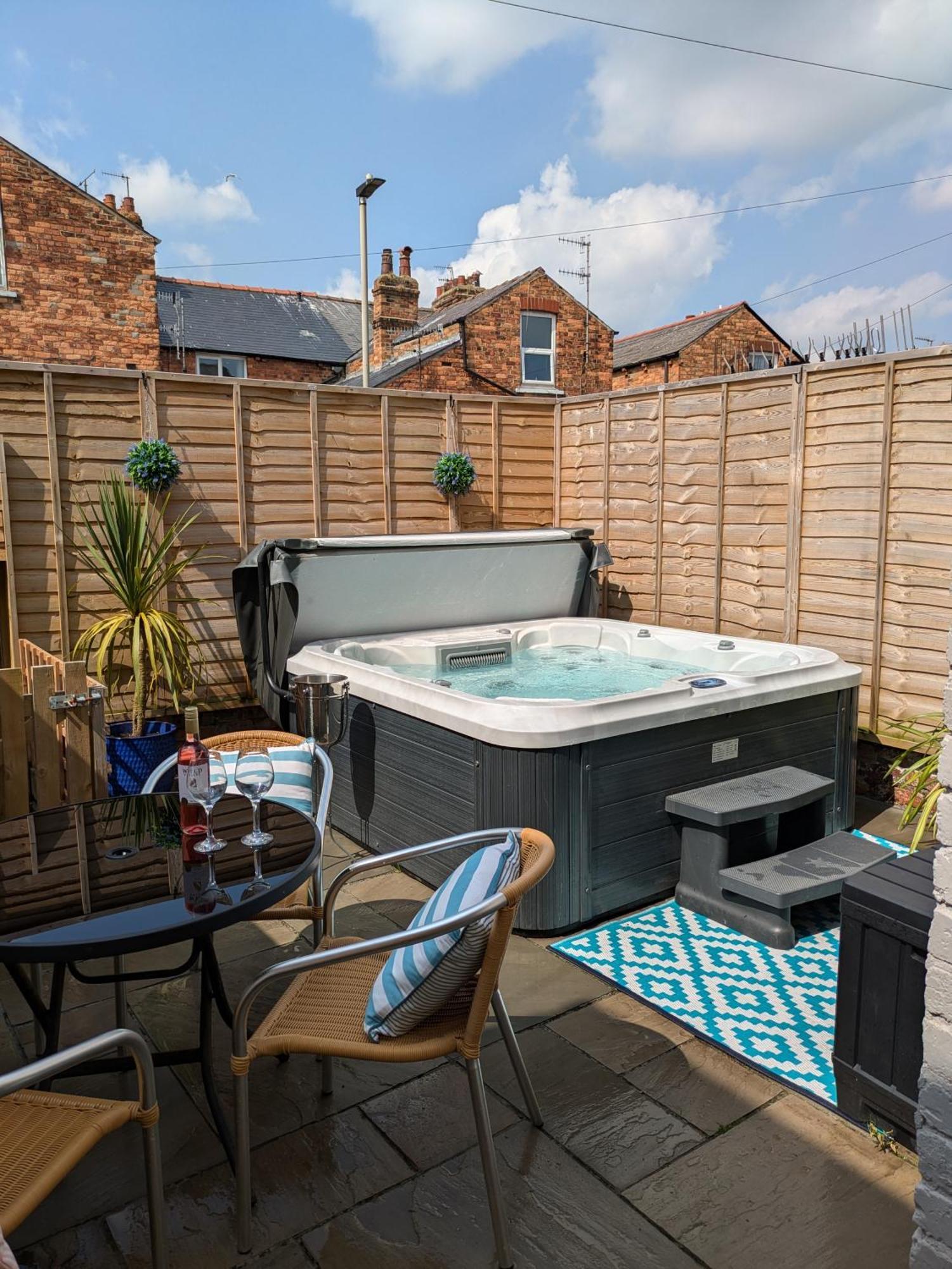 Villa Seaside Escapes - With Relaxing Hot Tub! à Scarborough Extérieur photo